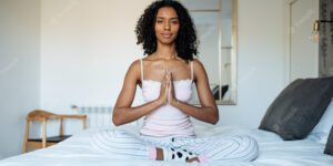 cómo meditar en la cama consejos y guía